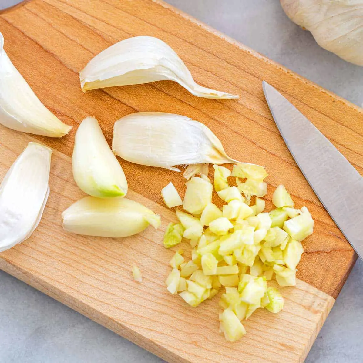How long does garlic last in the fridge?