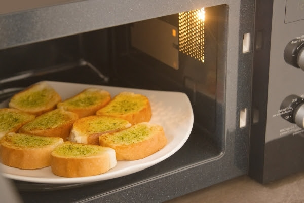 making toast in the microwave
