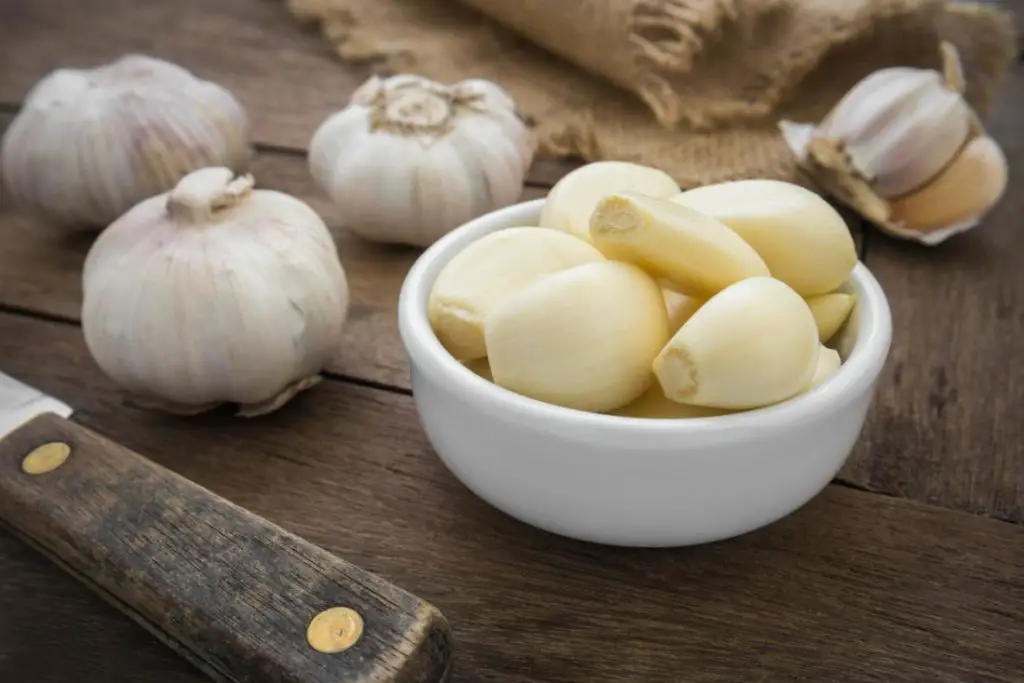 why is garlic sticky