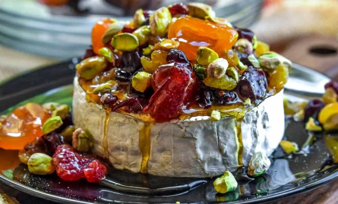 baked brie with honey and nuts
